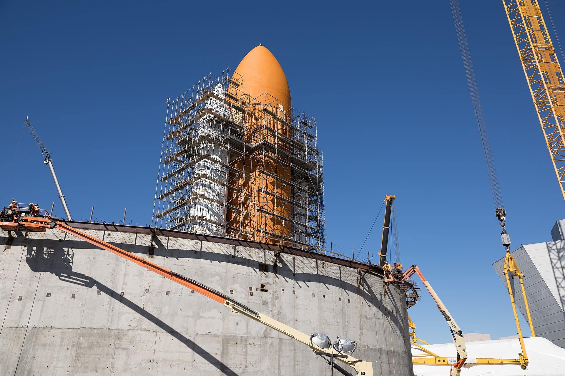 Endeavour's external tank and solid rocket boosters, wrapped in scaffolding, rise above the walls of the Samuel Oschin Air and Space Center during construction in Exposition Park, Los Angeles, Jan. 29, 2024 (file photo)