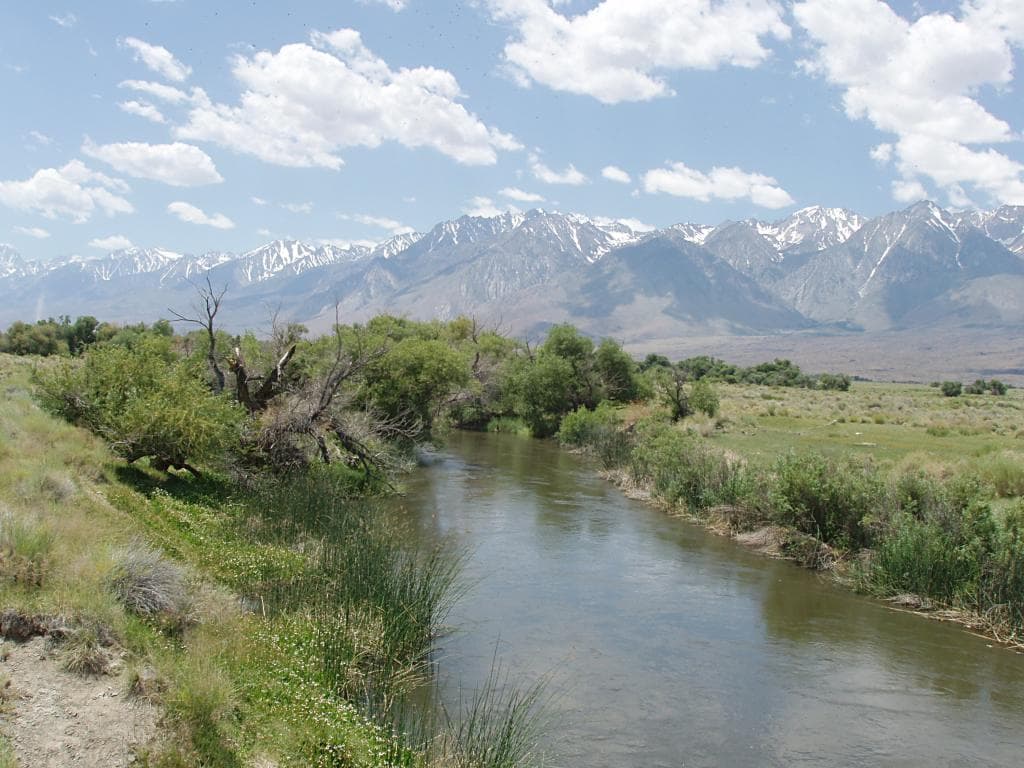The Owens River south of the Poverty Hills in Inyo County, with the Eastern Sierra beyond, June 2005 (file photo)
