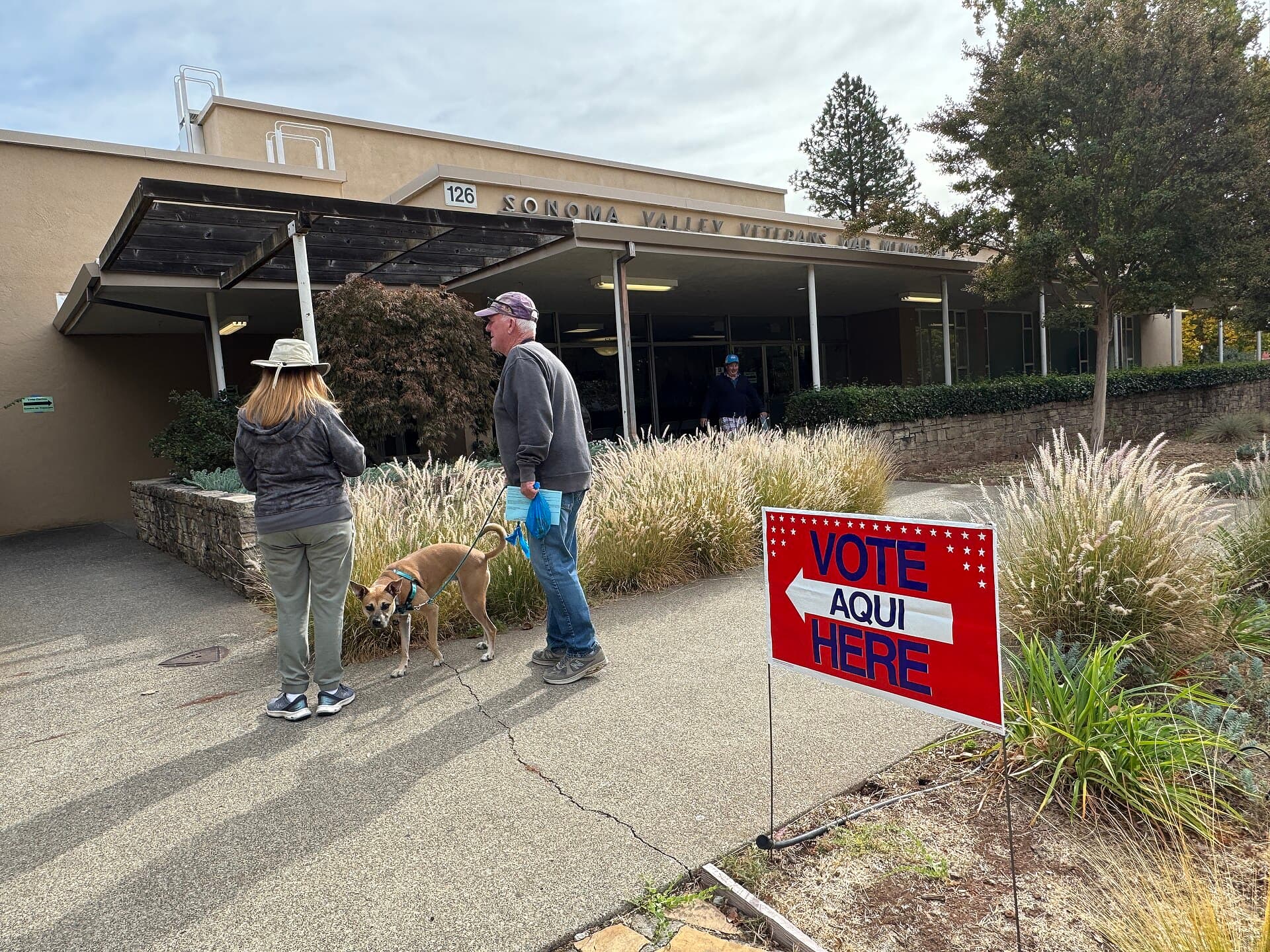 Voters walk past a bilingual "Vote Aqui Here" sign outside the Sonoma Veterans Memorial Hall vote center on Election Day, Nov. 5, 2024 (file photo)